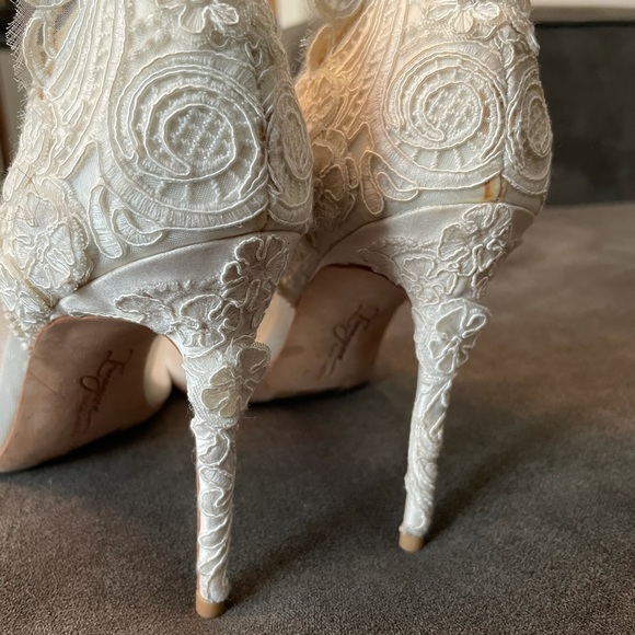 Beautiful Vince Camuto Shoes - Picture 2 of 6